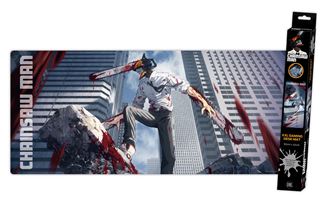 Introducing the Chainsaw Man - City - XXL Gaming Mat from Blue Dog Posters. This desk mat showcases an illustration of Chainsaw Man standing amid debris with blood-covered chainsaws for arms, set against a backdrop of towering city buildings. The 'Chainsaw Man' text is prominently displayed on the left side, while the non-slip base ensures precise mouse control during intense gaming sessions. The packaging is shown on the right.