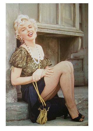 Marilyn Monroe Sitting Small - A3 Posters