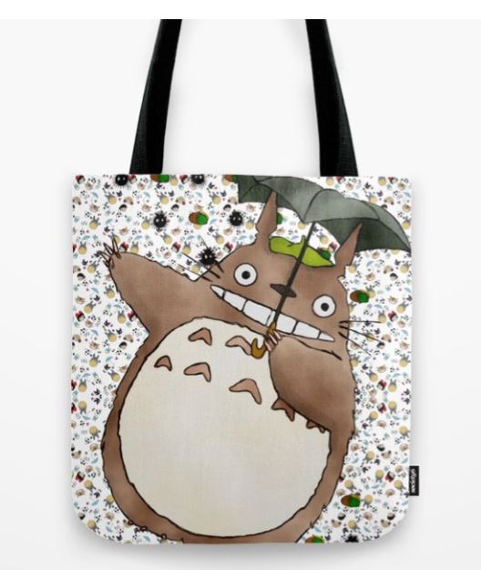 This Tote Bag 40x40cm Totoro and Soot Sprites from Blue Dog Posters features a design of Totoro, the large, friendly creature with gray fur, round belly, and pointy ears. Totoro is holding a black umbrella against a playful background filled with soot sprites and green leaves. As part of our Giftware Collection, it comes with sturdy black handles.
