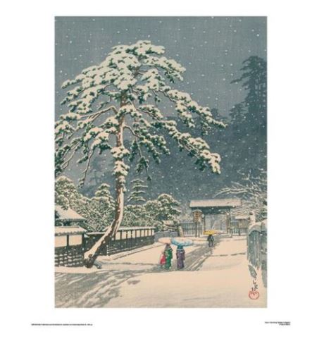 A serene snowy scene featuring two people under umbrellas walking on a path next to a snow-covered tree. Traditional wooden buildings and a gate are visible in the background, all blanketed in snow. Snowflakes gently fall from the sky, capturing the essence of Japanese Art - MEZ 024 Hasui - Honmon-ji Temple Ikegami 60x80cm.