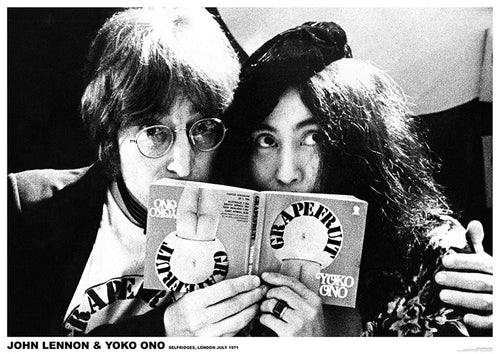 A black and white photo of John Lennon & Yoko Ono by MUS, closely posing with "Grapefruit." Printed on premium 150gsm gloss paper, this iconic image is a must-have for any music collection.