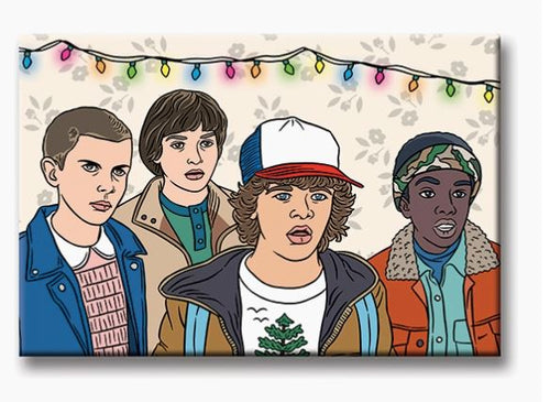 An illustration from Blue Dog Posters' "Stranger Things Magnet" shows four kids standing in front of a wall adorned with colorful string lights, capturing a festive vibe. The kids sport iconic 80s-style clothing: one in a blue jacket, another in a brown coat, a third wearing a white and red cap, and the last dressed in a red jacket with a headband.